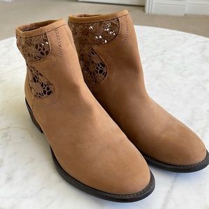 Tan Boots w embroidered design great condition